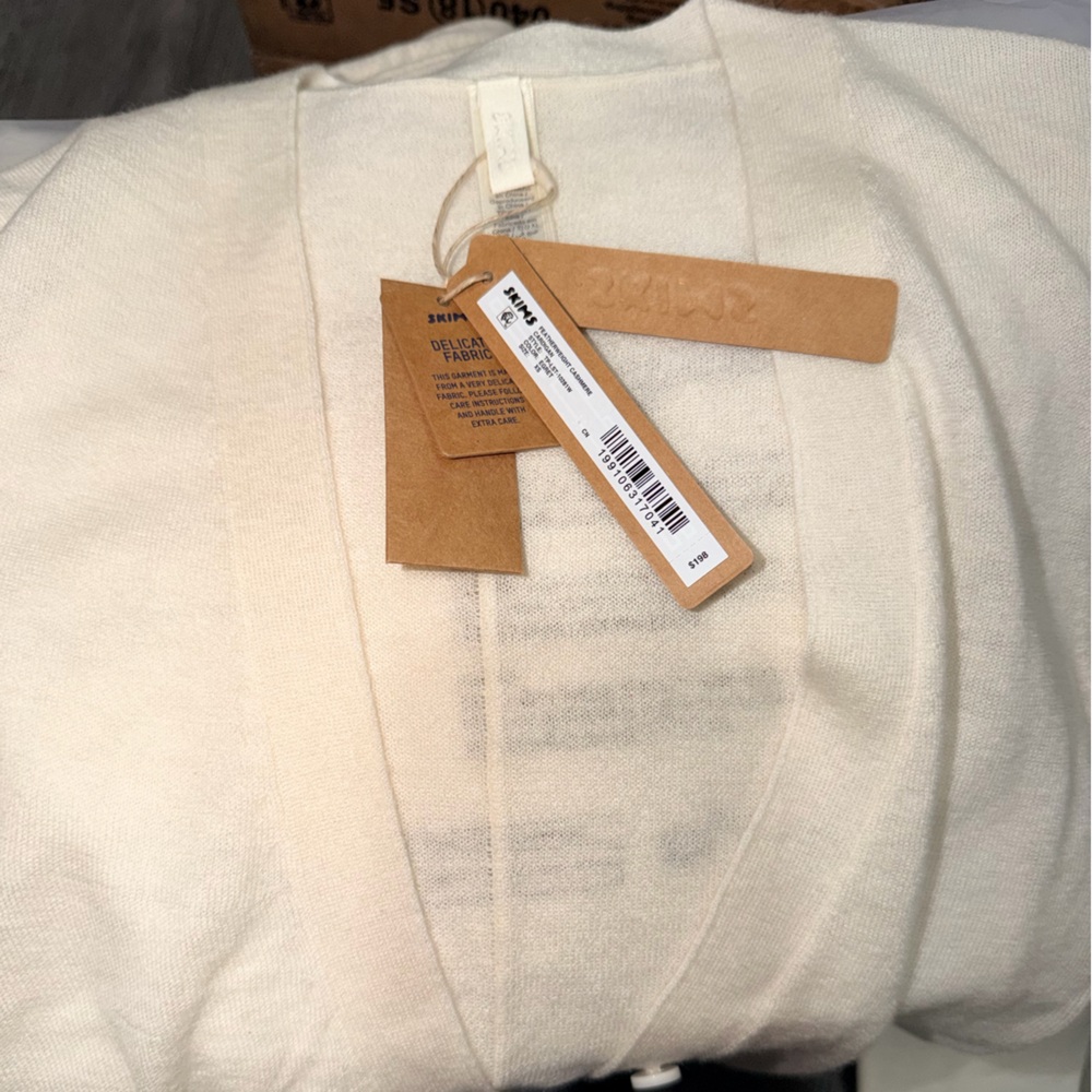 SKIMS Featherweight Cashmere Cardigan Egret - Picture 3 of 8